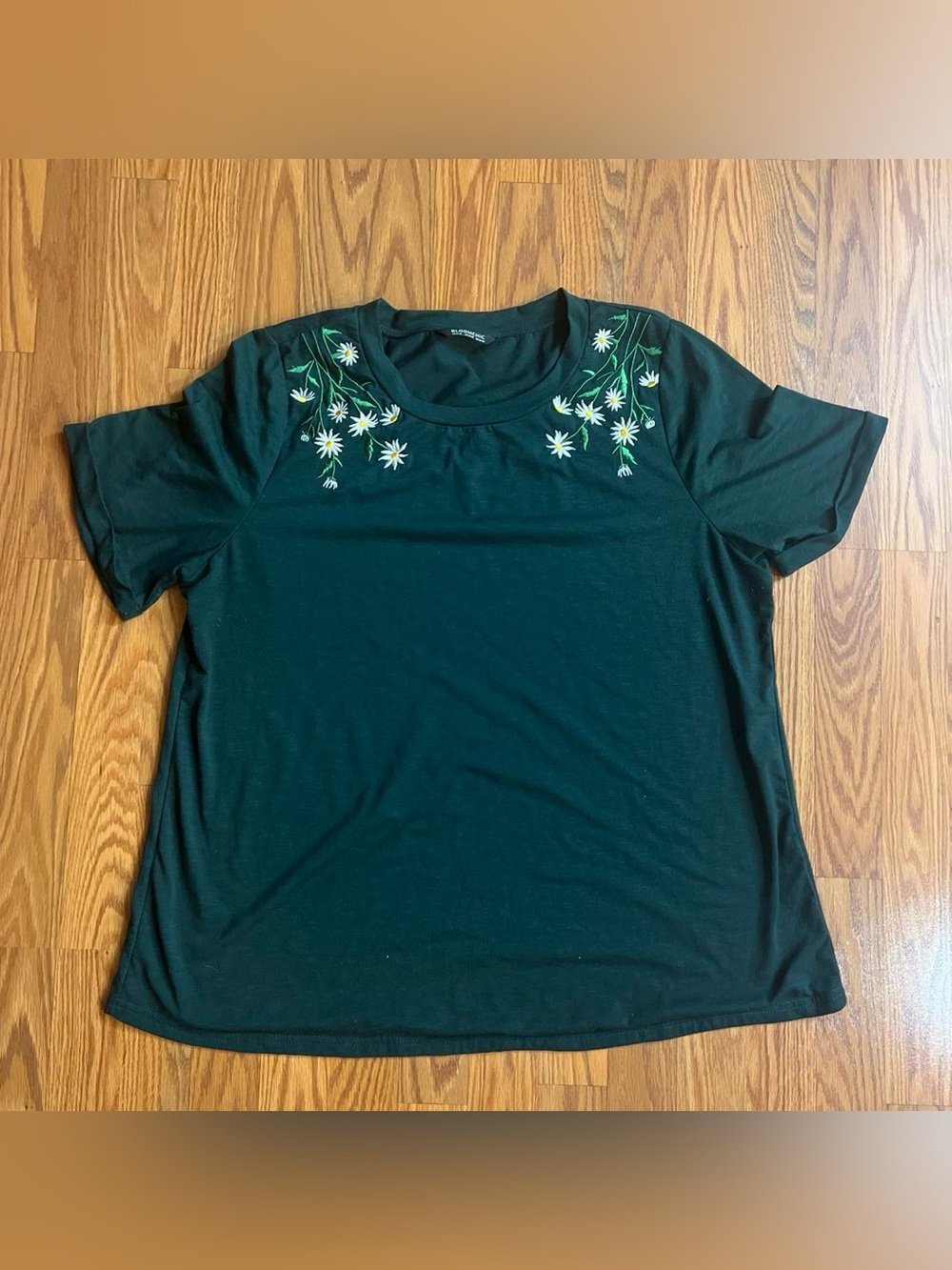 BloomChic Green & white floral embroidered t-shirt size 14-16